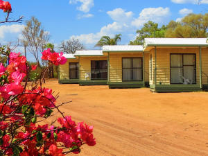 Longreach Tourist Park standard cabin external view